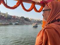 HH Swamiji and Yatri-s board 4 Bajra boats from Namo Ghat and depart for Raja Ghathi (26.03.2025)